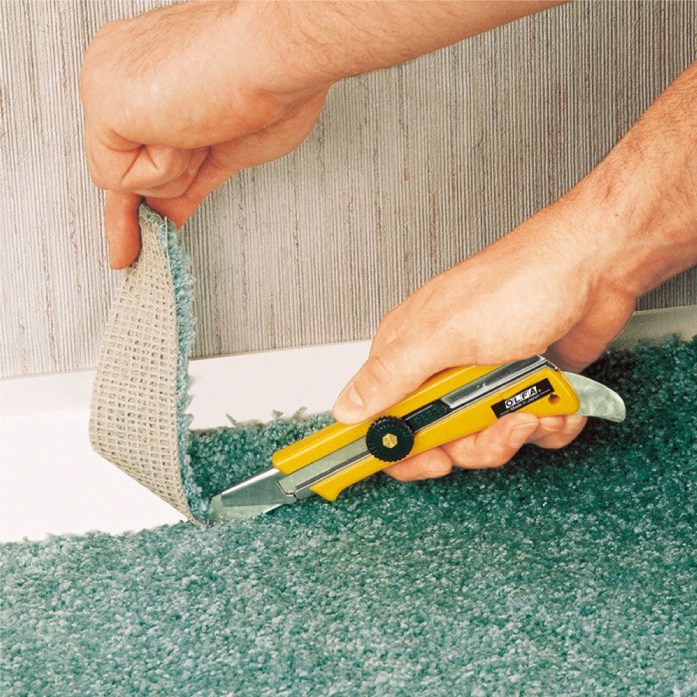 Cúter con bloqueo manual especial para el corte de moquetas con cuchilla de 18 mm