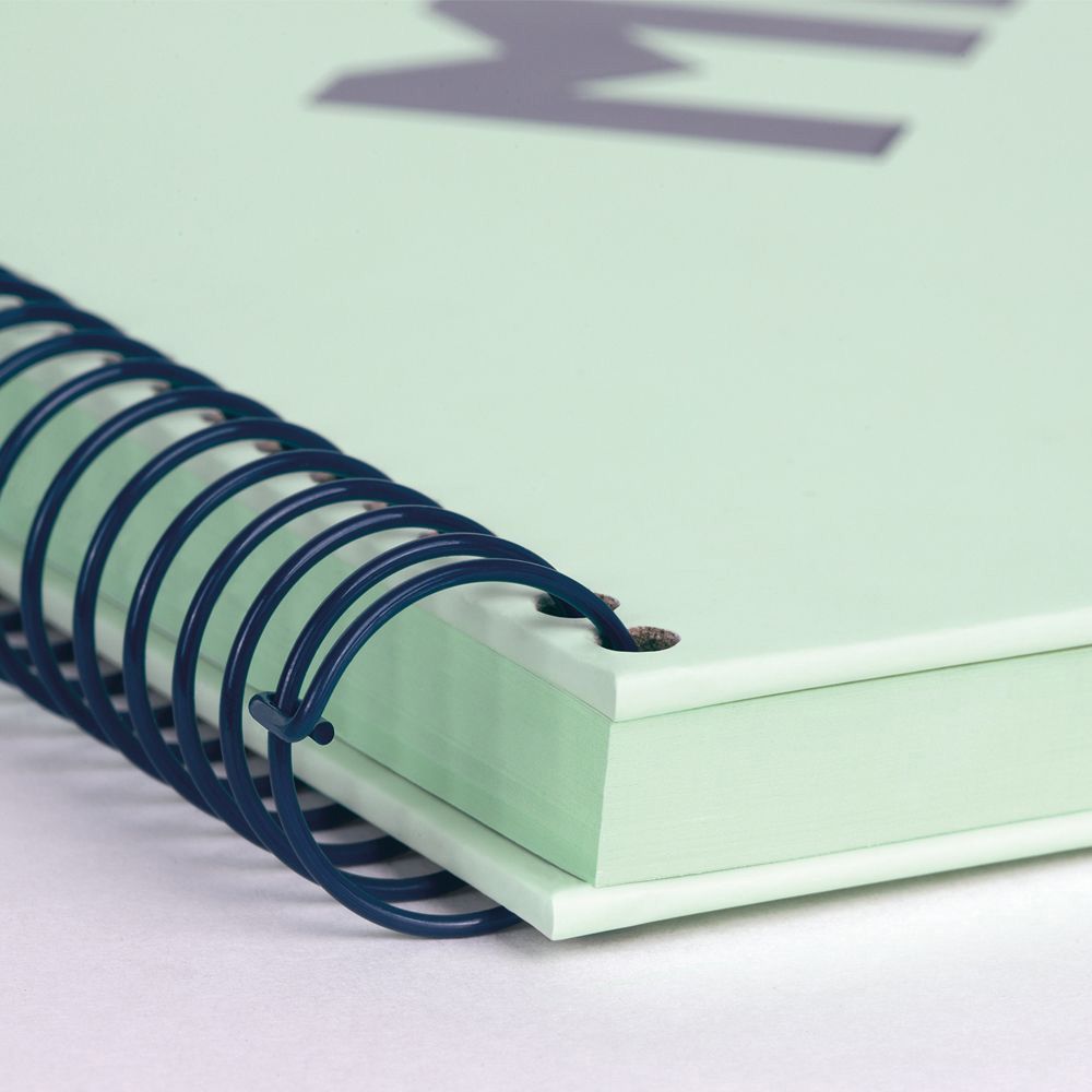 Cuaderno a4 con espiral pautado 7 mm verde